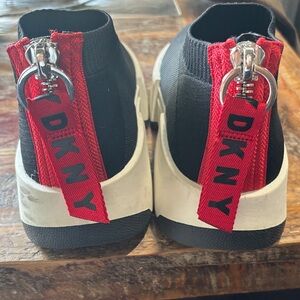 DKNY Women’s Sneakers slip on with Red Zipper Detail